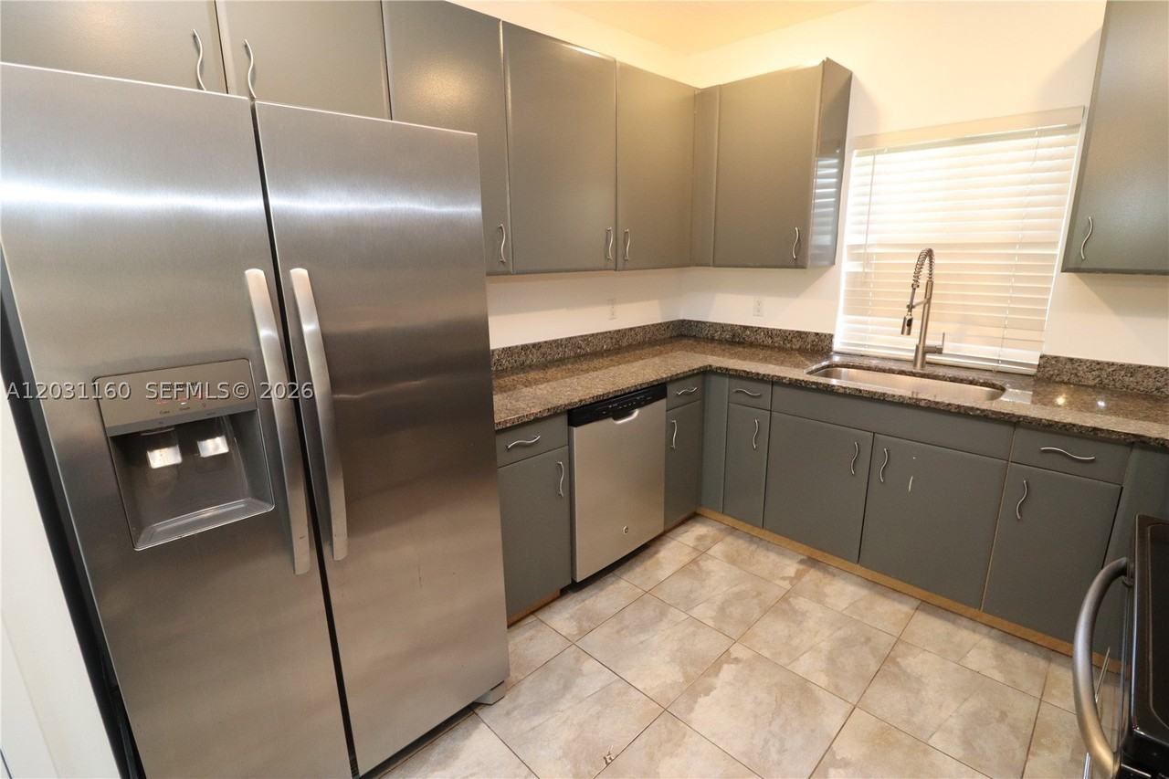 609 Ne 28th St #1 - Photo 3 of 30