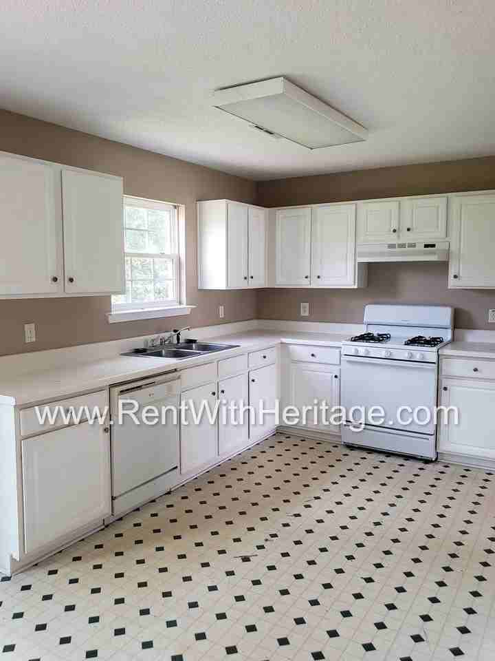 179 Parkview Ln - Photo 3 of 47