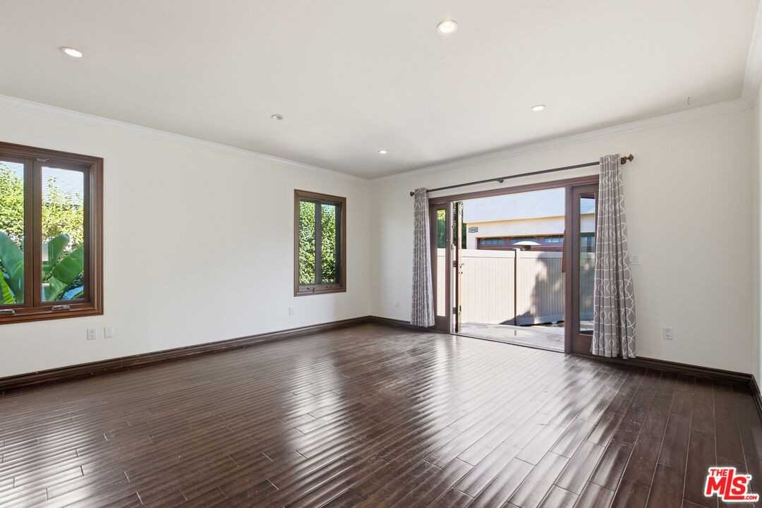 13800 Erwin St - Photo 2 of 8