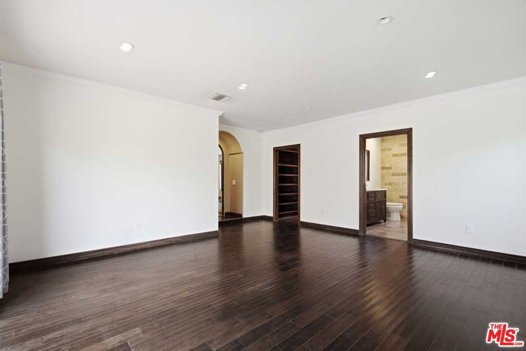 13800 Erwin St - Photo 3 of 8