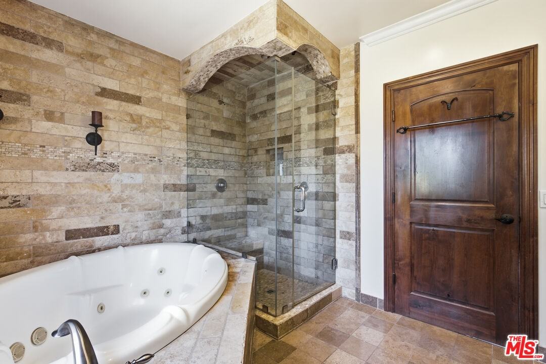 13800 Erwin St - Photo 5 of 8