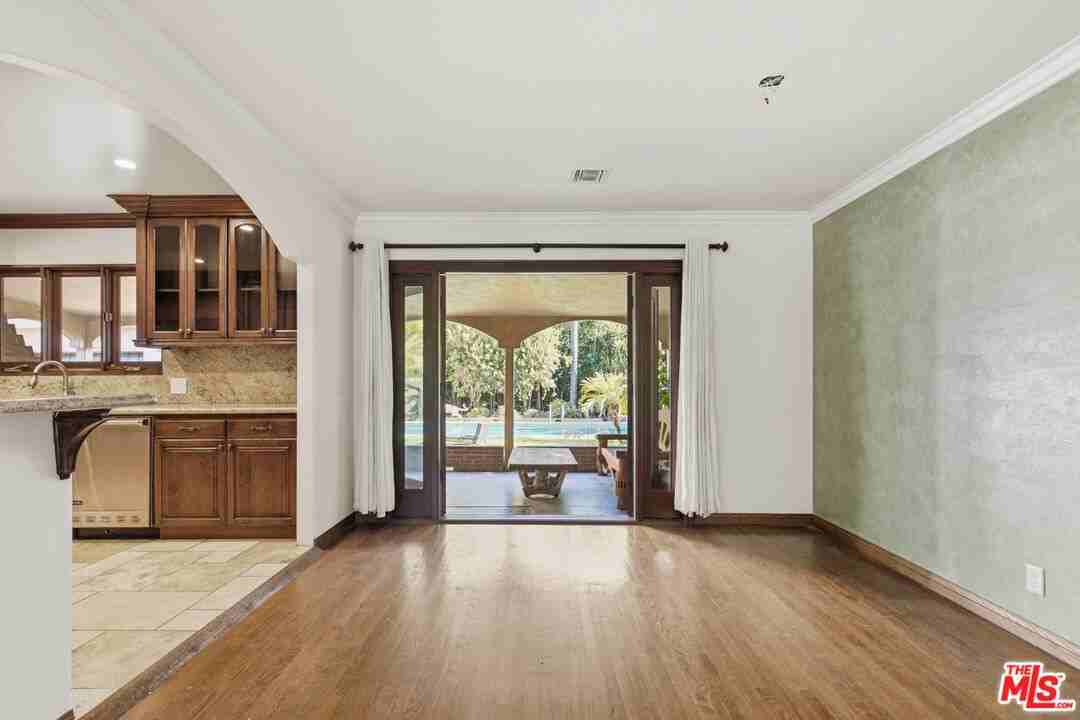 13800 Erwin St - Photo 7 of 8