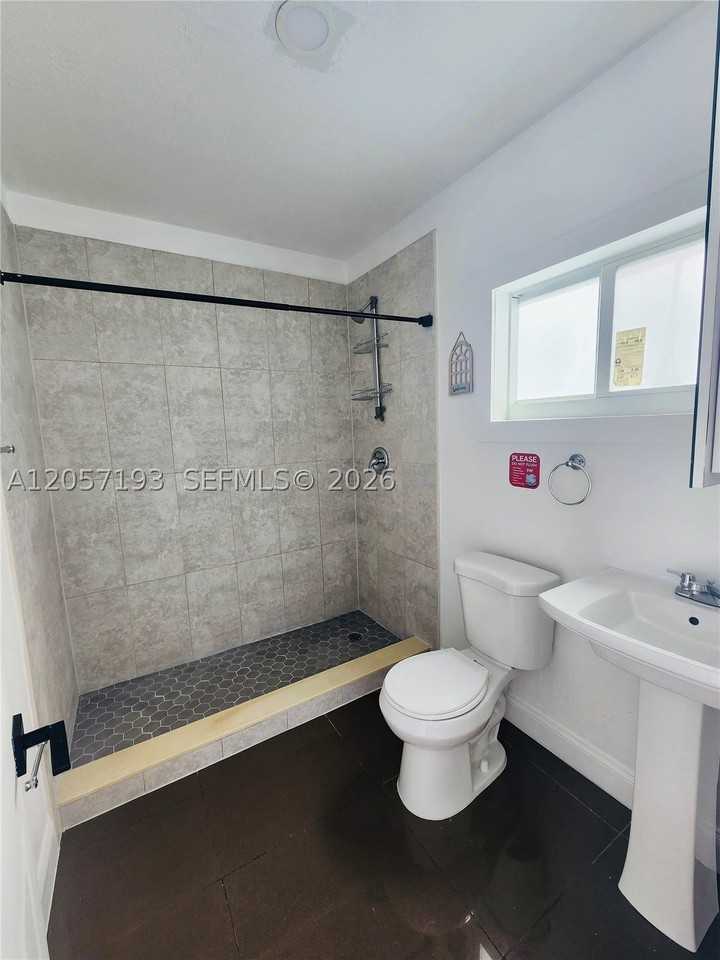 1558 Nw 103rd St - Photo 7 of 16