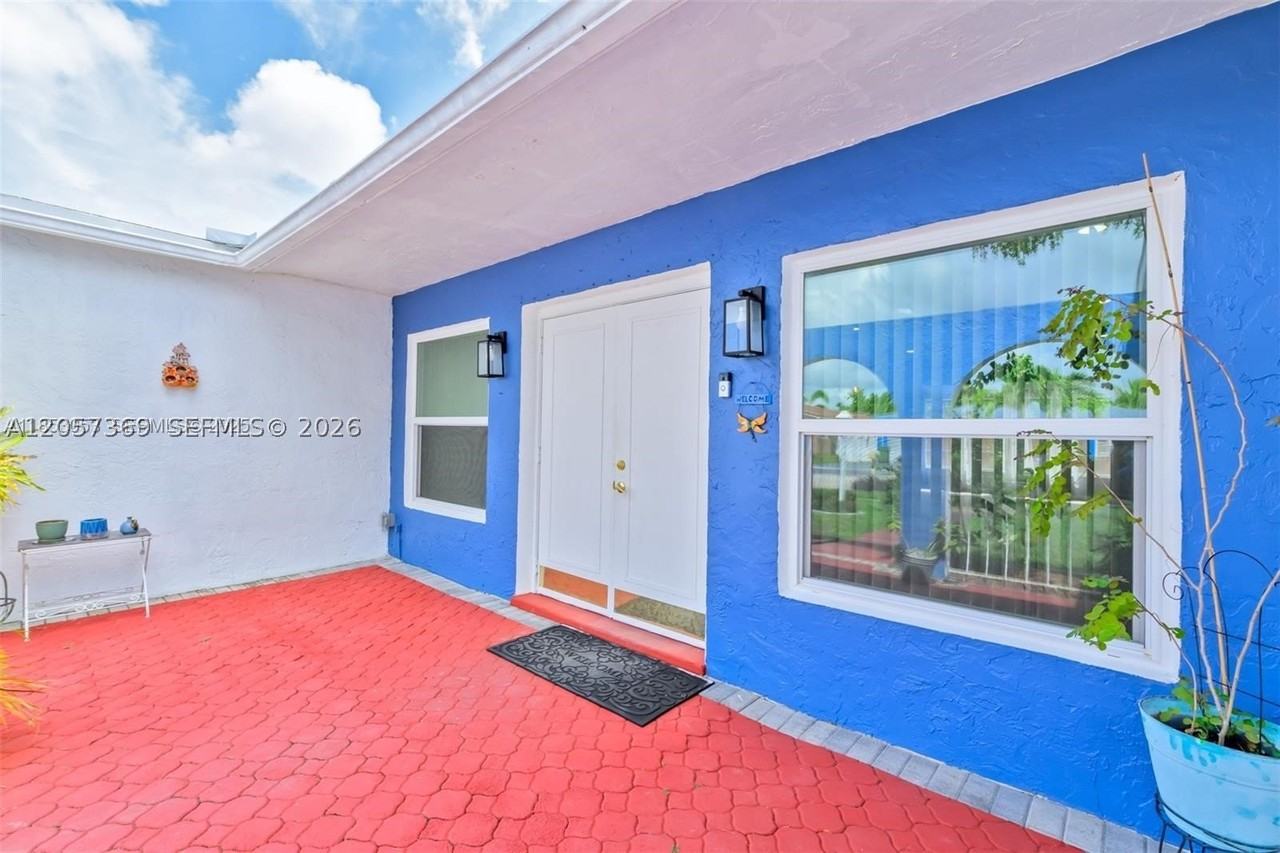 851 Sw 49th Ter #1 - Photo 4 of 27