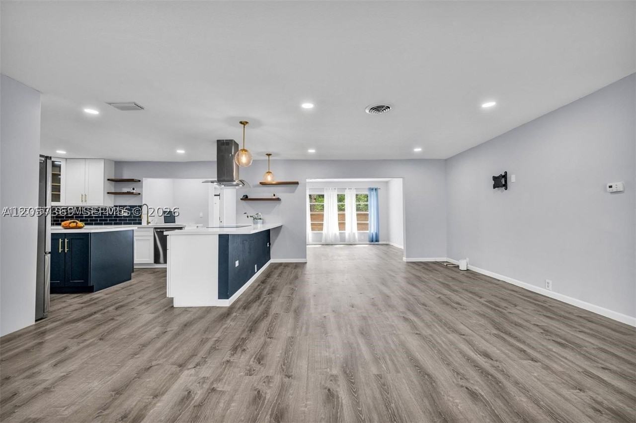851 Sw 49th Ter #1 - Photo 5 of 27