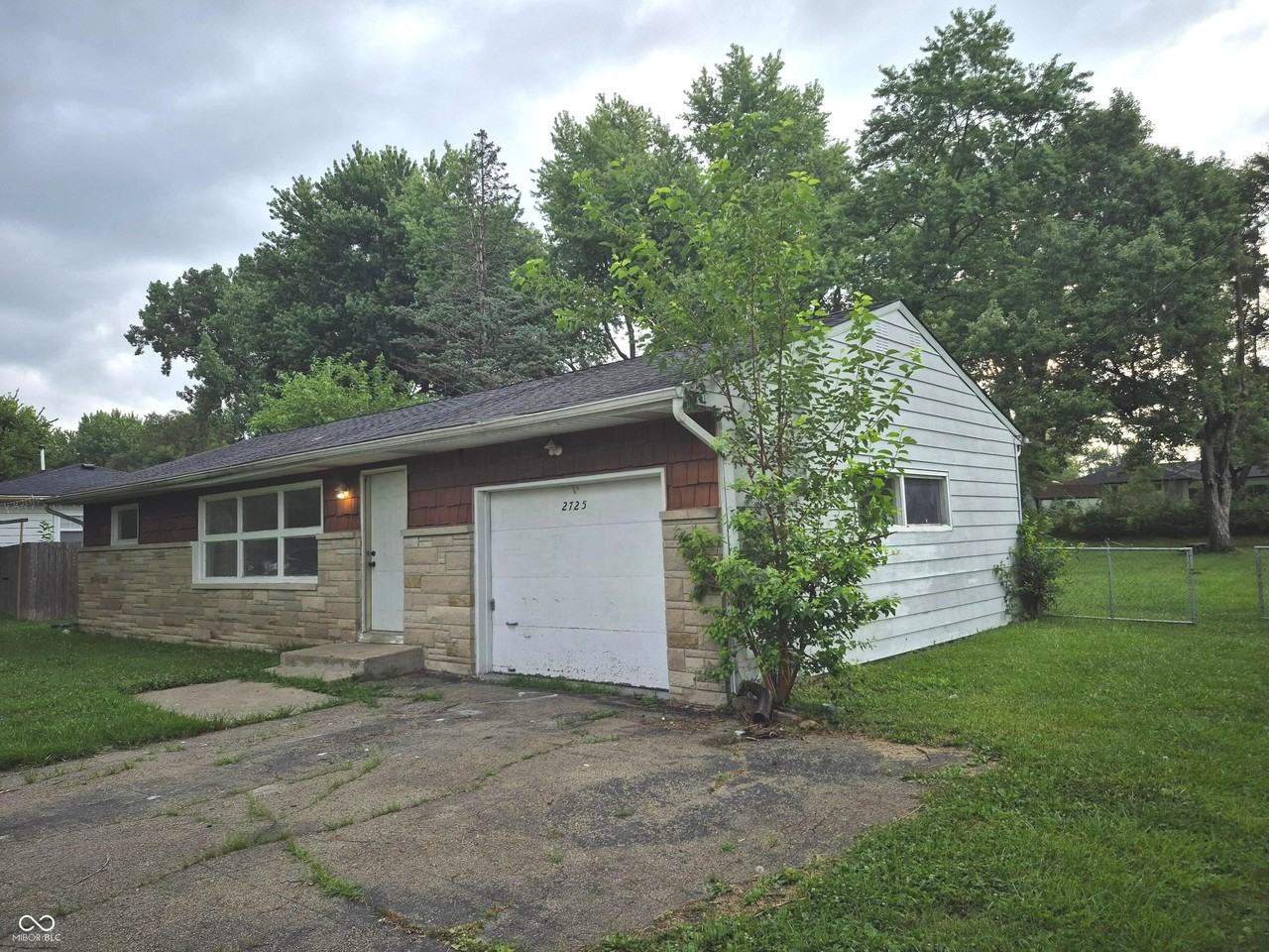 2725 Kristen Dr W - Photo 2 of 23