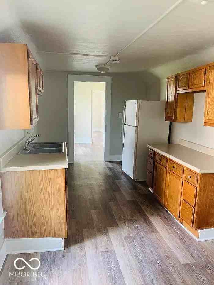 214 W Franklin St - Photo 2 of 9