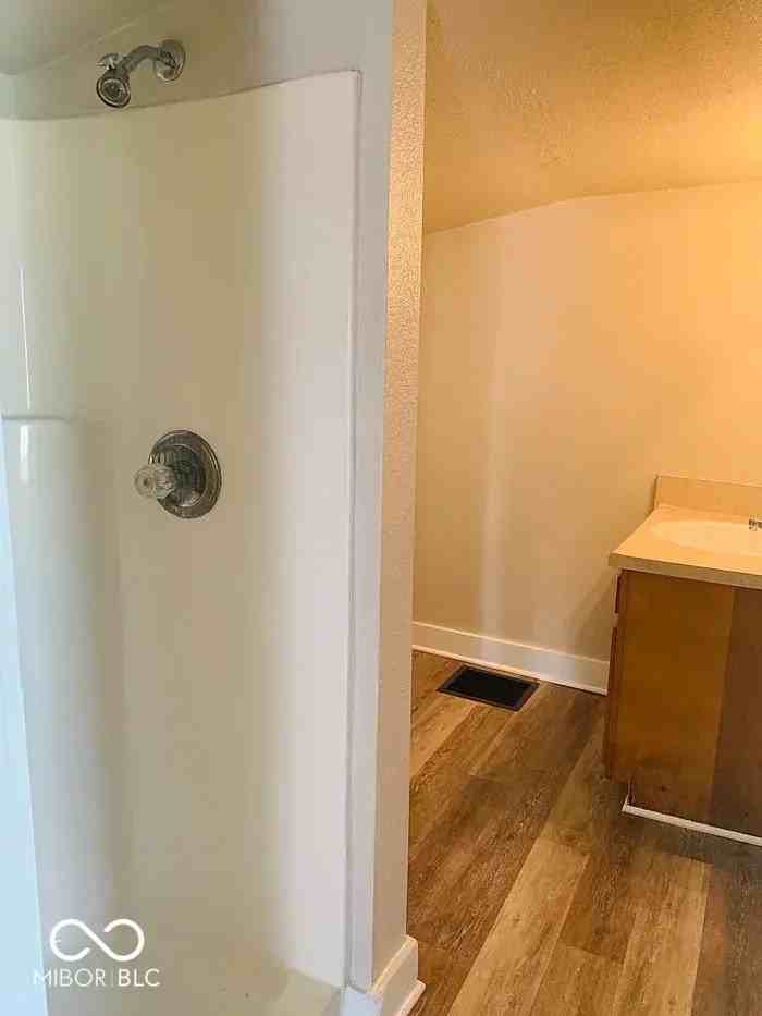 214 W Franklin St - Photo 3 of 9