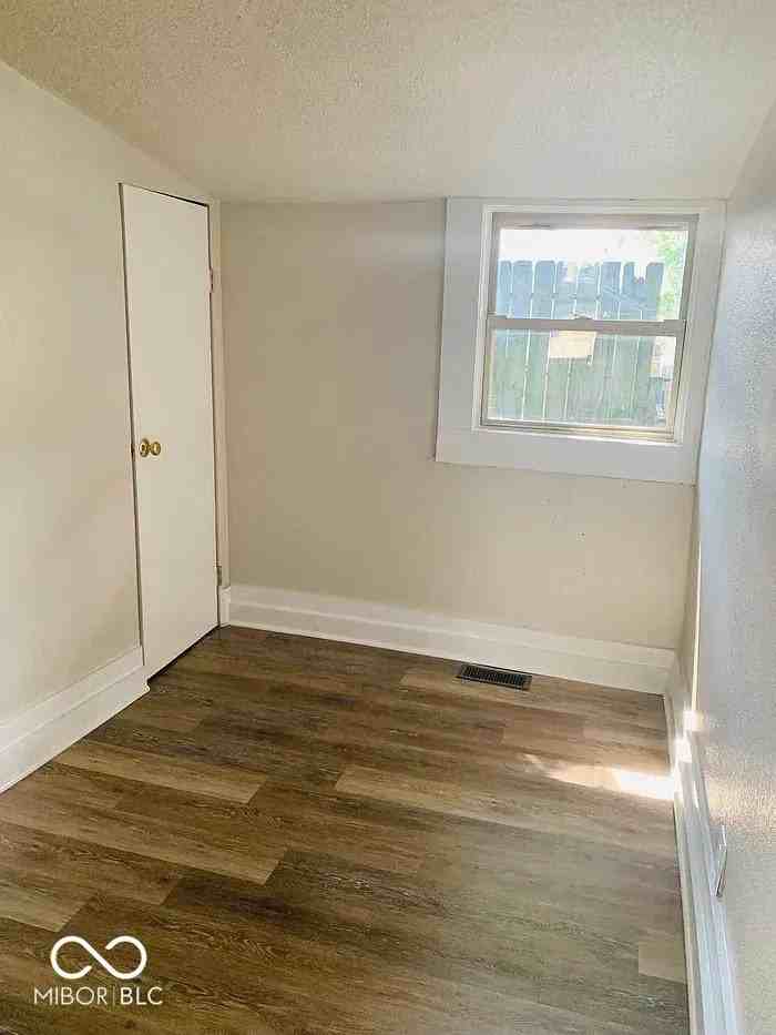 214 W Franklin St - Photo 5 of 9