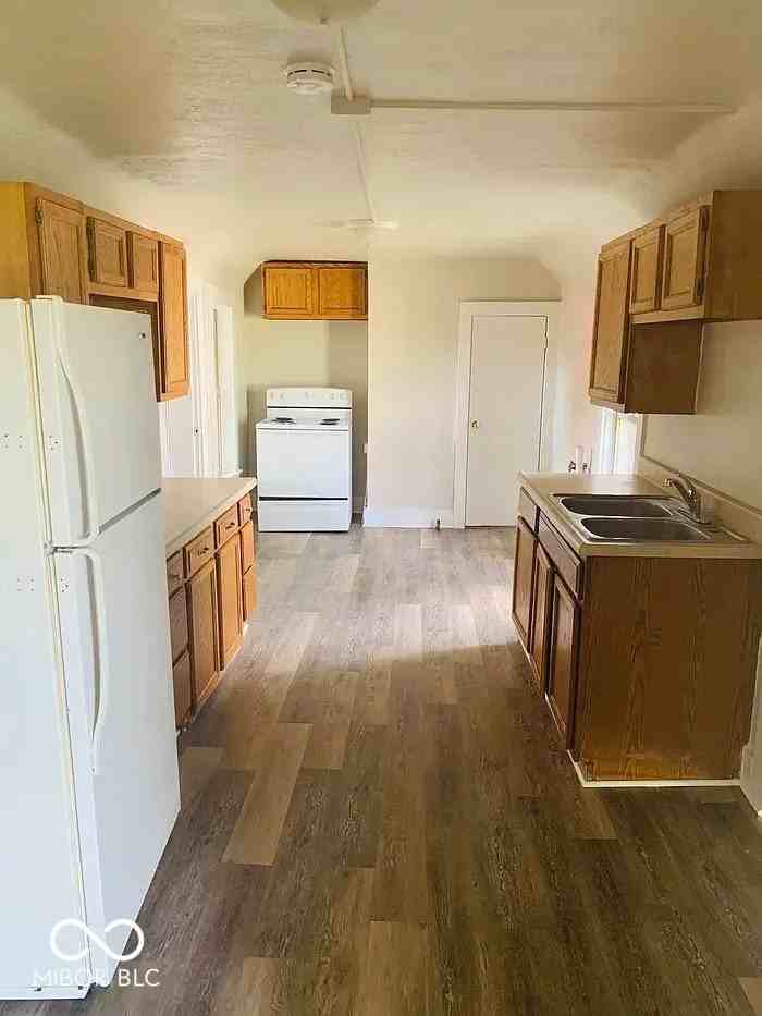 214 W Franklin St - Photo 6 of 9