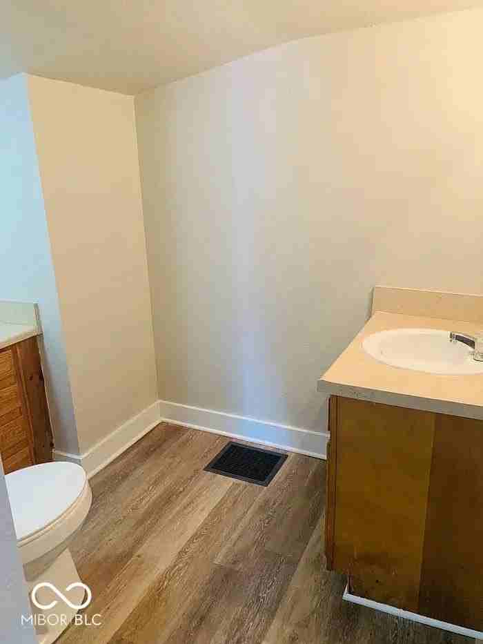 214 W Franklin St - Photo 7 of 9