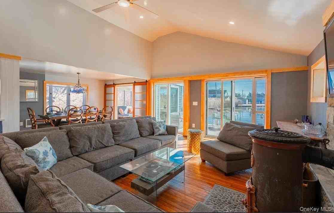 91 S Penataquit Ave - Photo 3 of 30