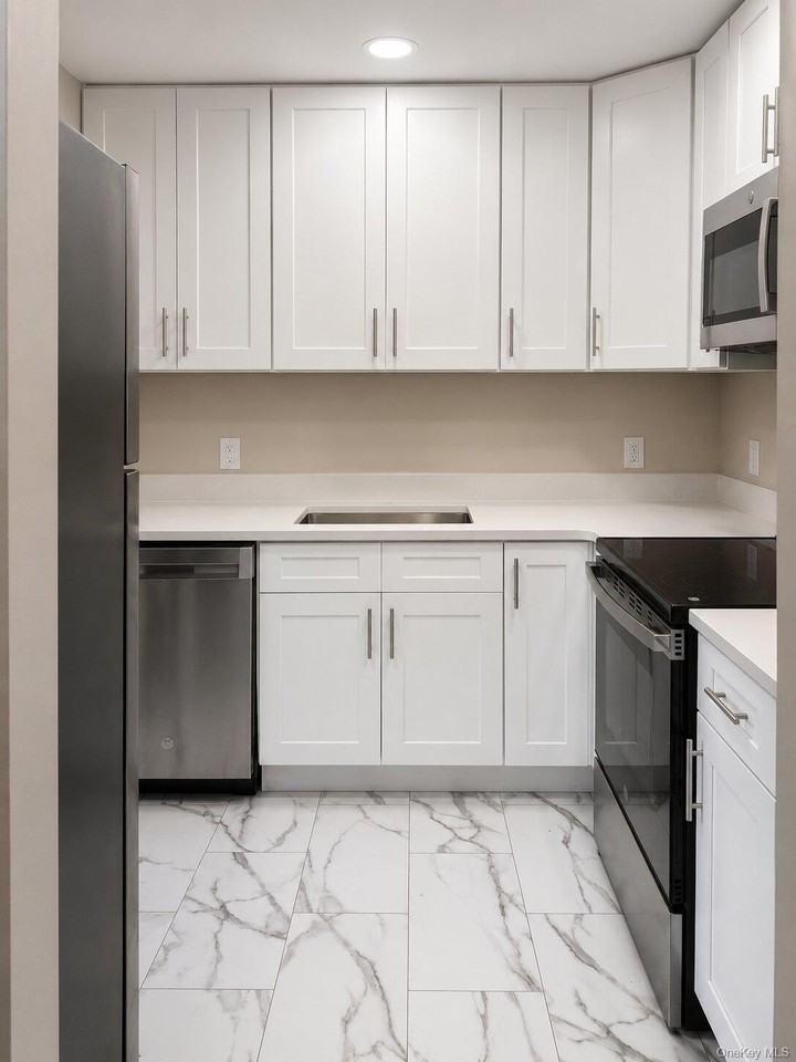 14 Scarborough Ln #D - Photo 7 of 19