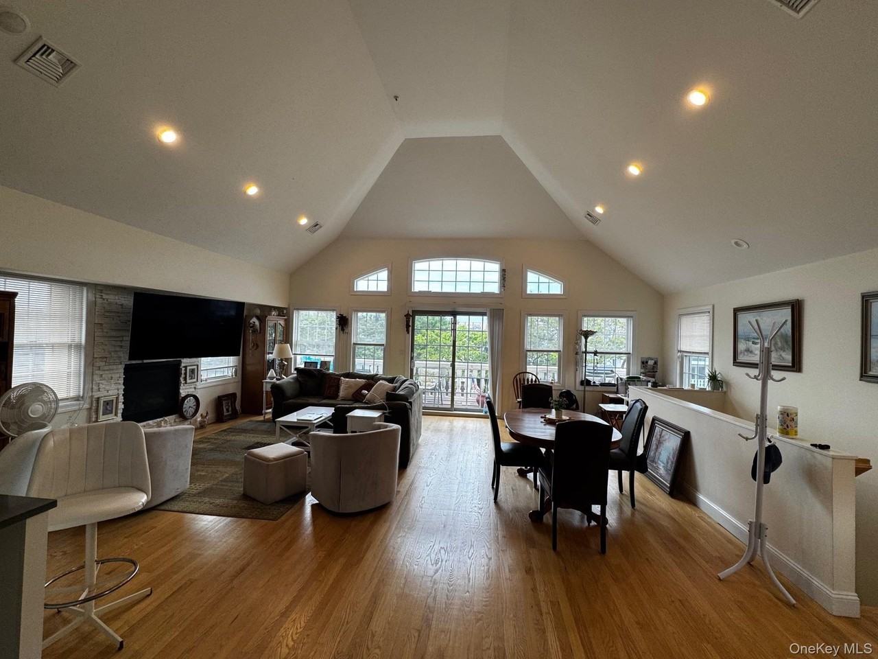 621 E Olive St #2 - Photo 4 of 23