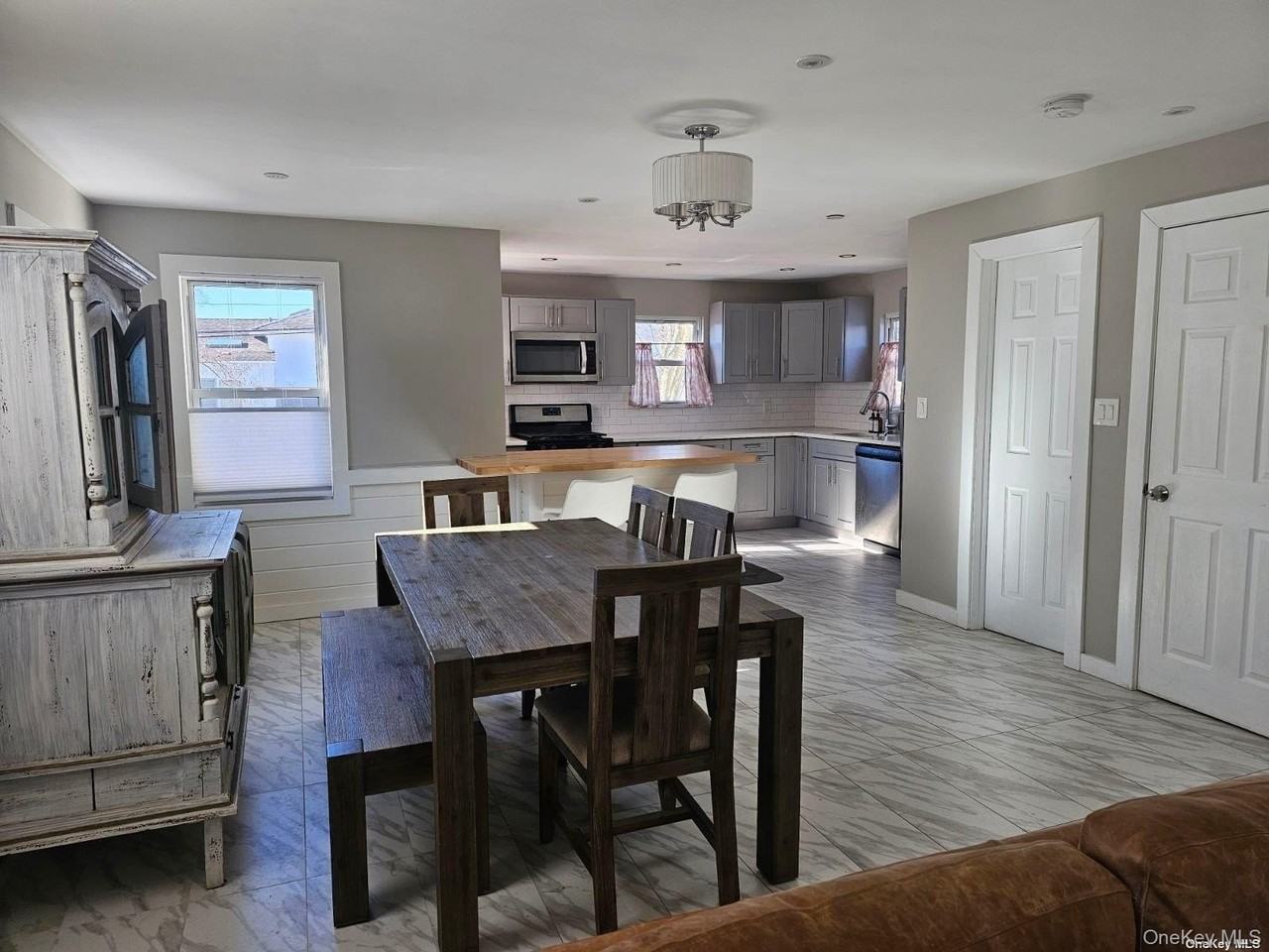 146 Kingston Blvd - Photo 3 of 14
