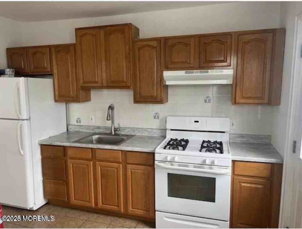 24 Bay Ave #5 - Photo 5 of 8