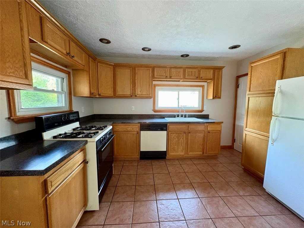 605 Sackett Ave - Photo 6 of 11