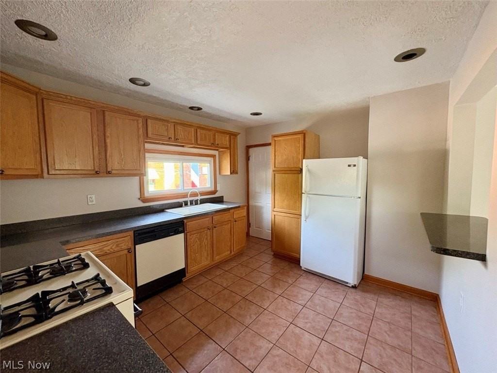 605 Sackett Ave - Photo 7 of 11