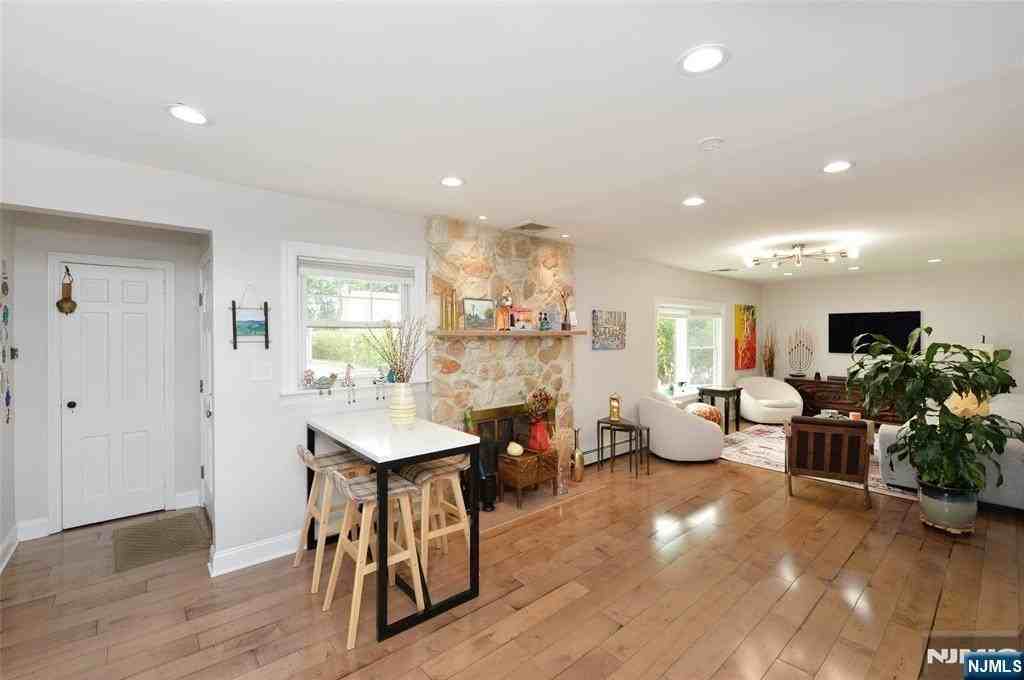 40-05 Brookside Ave - Photo 3 of 22