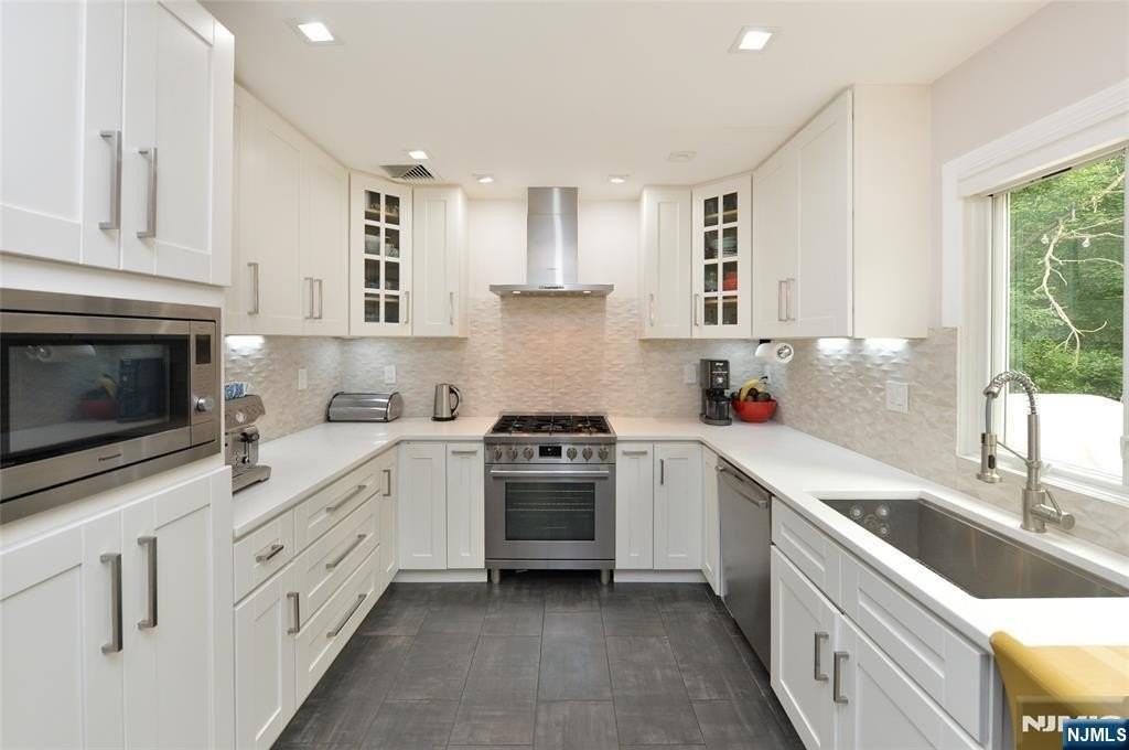 40-05 Brookside Ave - Photo 7 of 22
