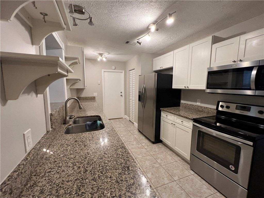 1018 Landsdowne Dr - Photo 2 of 13