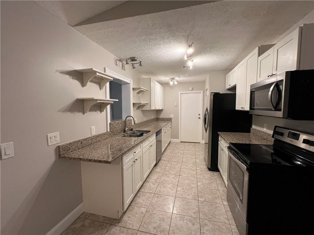 1018 Landsdowne Dr - Photo 3 of 13
