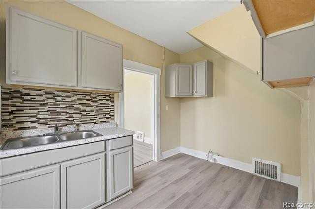 2245 W Grand St - Photo 3 of 25