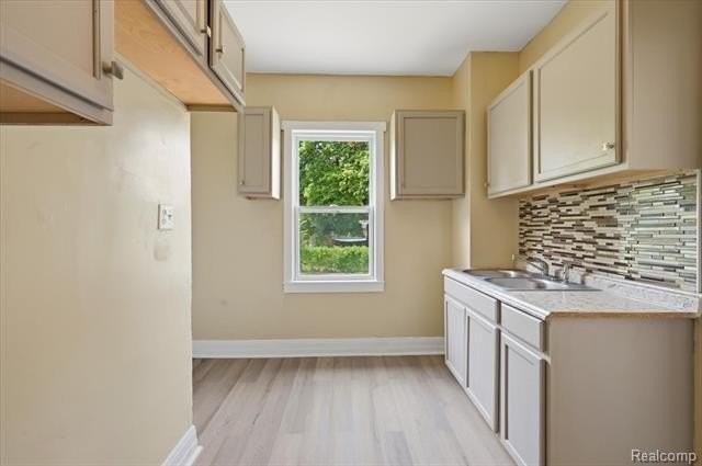 2245 W Grand St - Photo 5 of 25