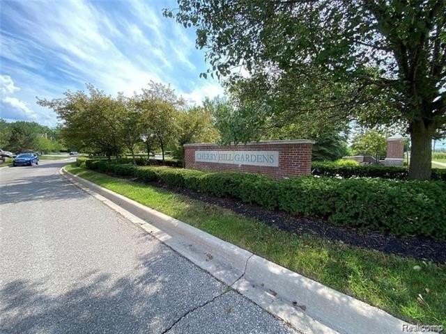 215 S Village Way - Photo 4 of 36