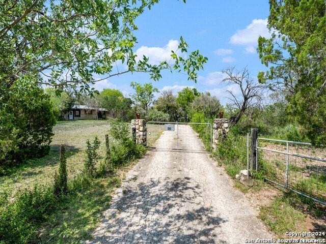 932 Toepperwein Rd - Photo 3 of 27