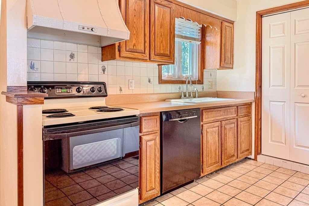 12182 Heron Dr - Photo 4 of 50
