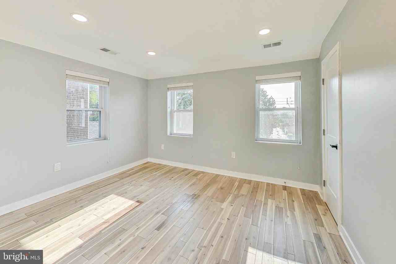 5008 6th Pl Ne - Photo 7 of 28