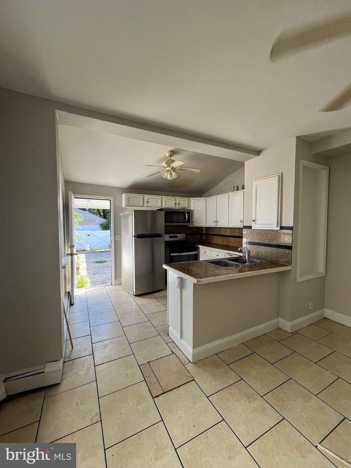 1222 Genesee St - Photo 4 of 12