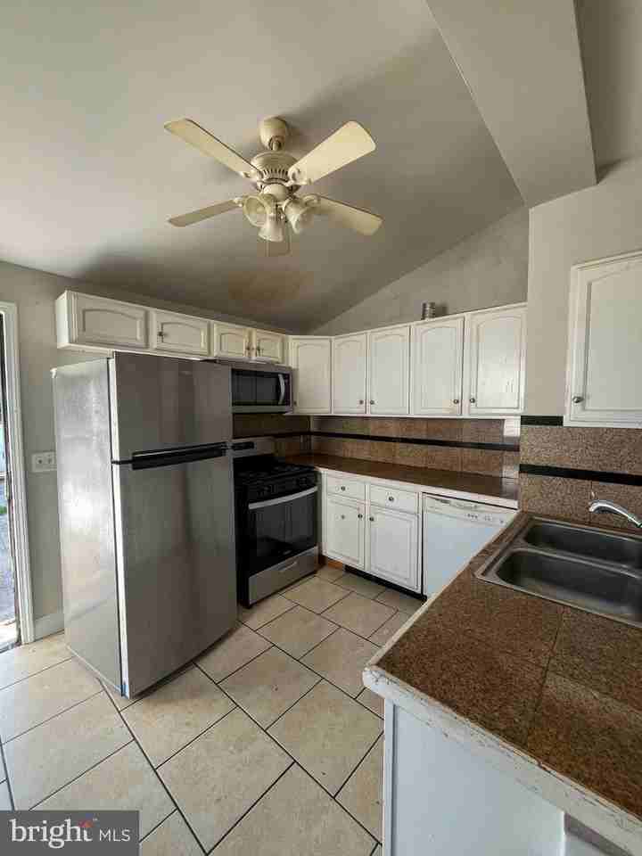 1222 Genesee St - Photo 5 of 12