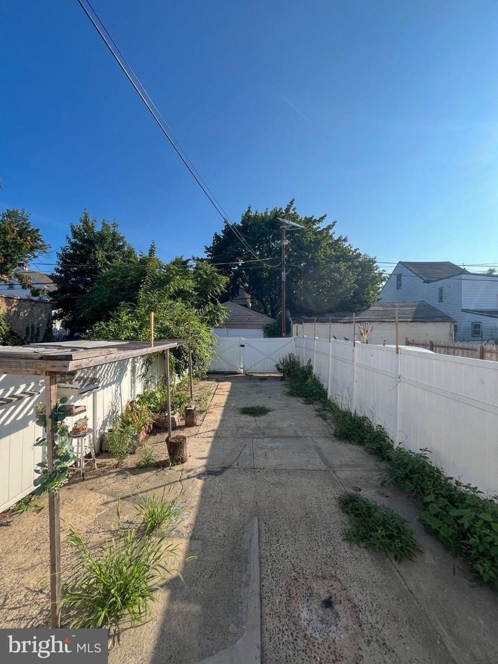 1222 Genesee St - Photo 7 of 12