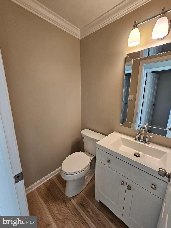 750 E Marshall St #611 - Photo 7 of 22