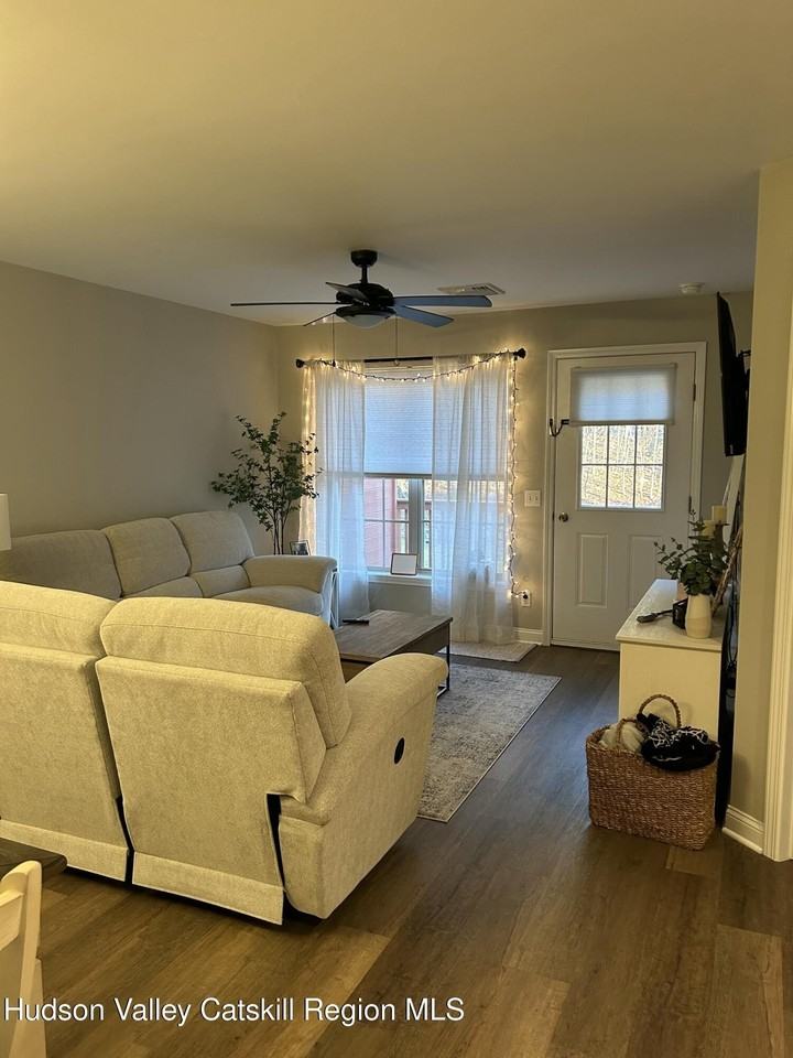 561 Gregory Ct - Photo 4 of 19