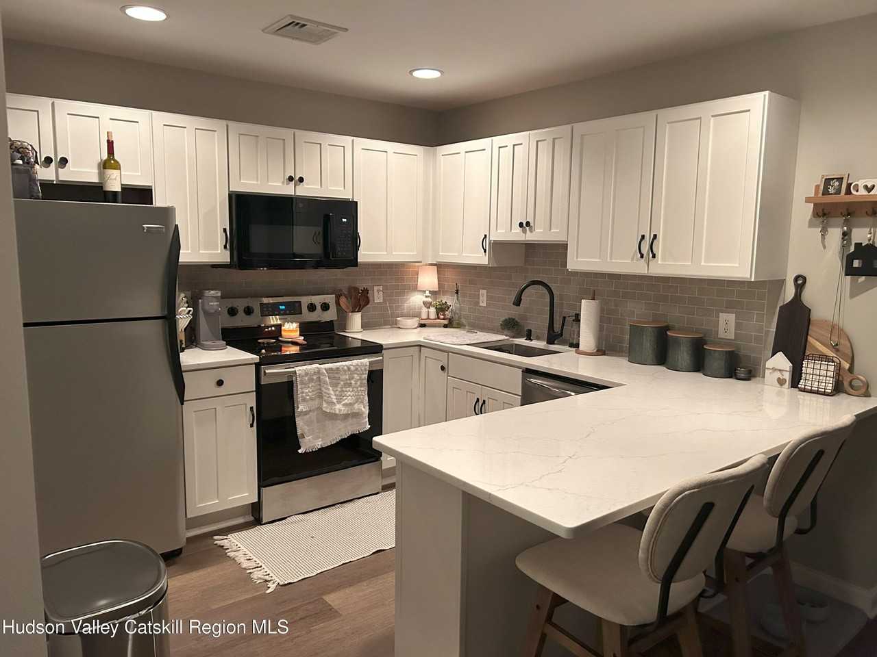 561 Gregory Ct - Photo 5 of 19