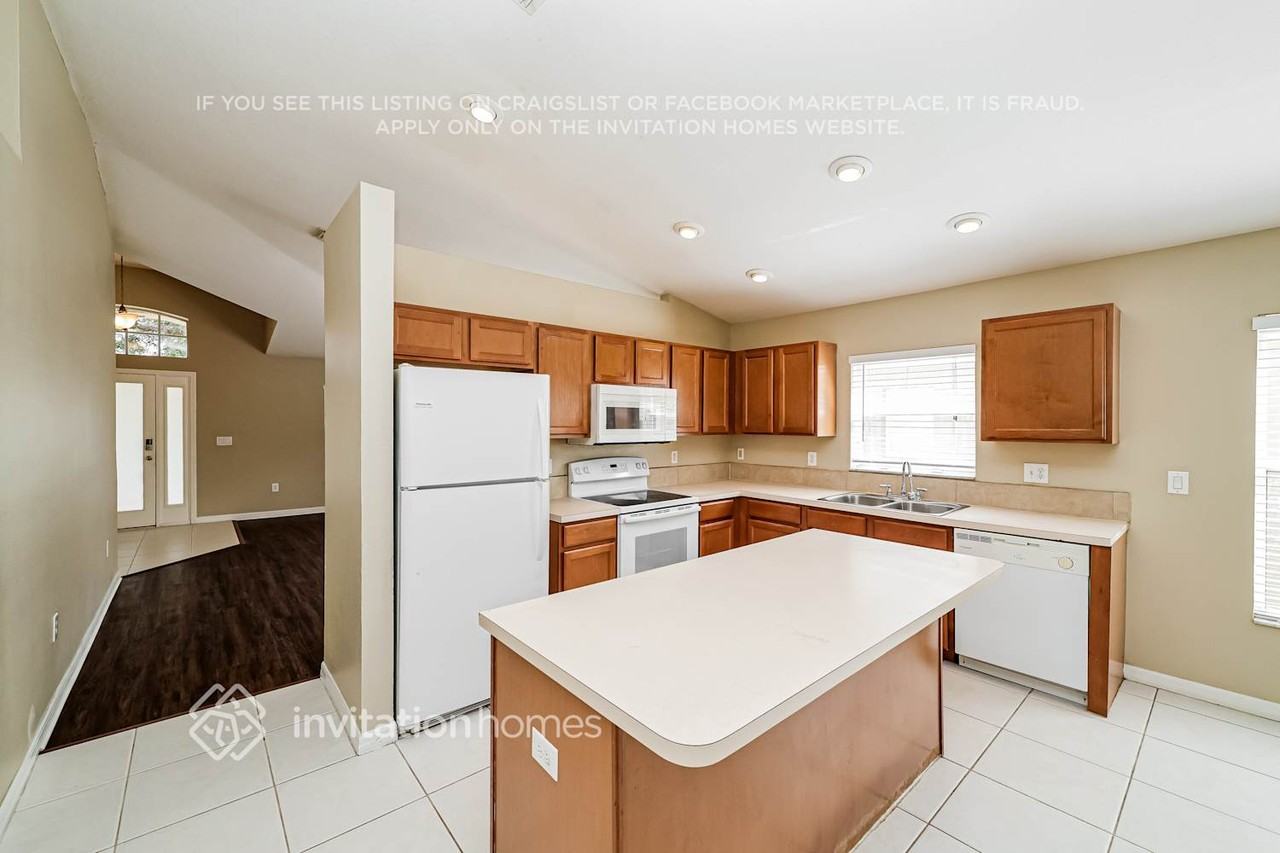 8015 Alamosa Wood Ave - Photo 5 of 17
