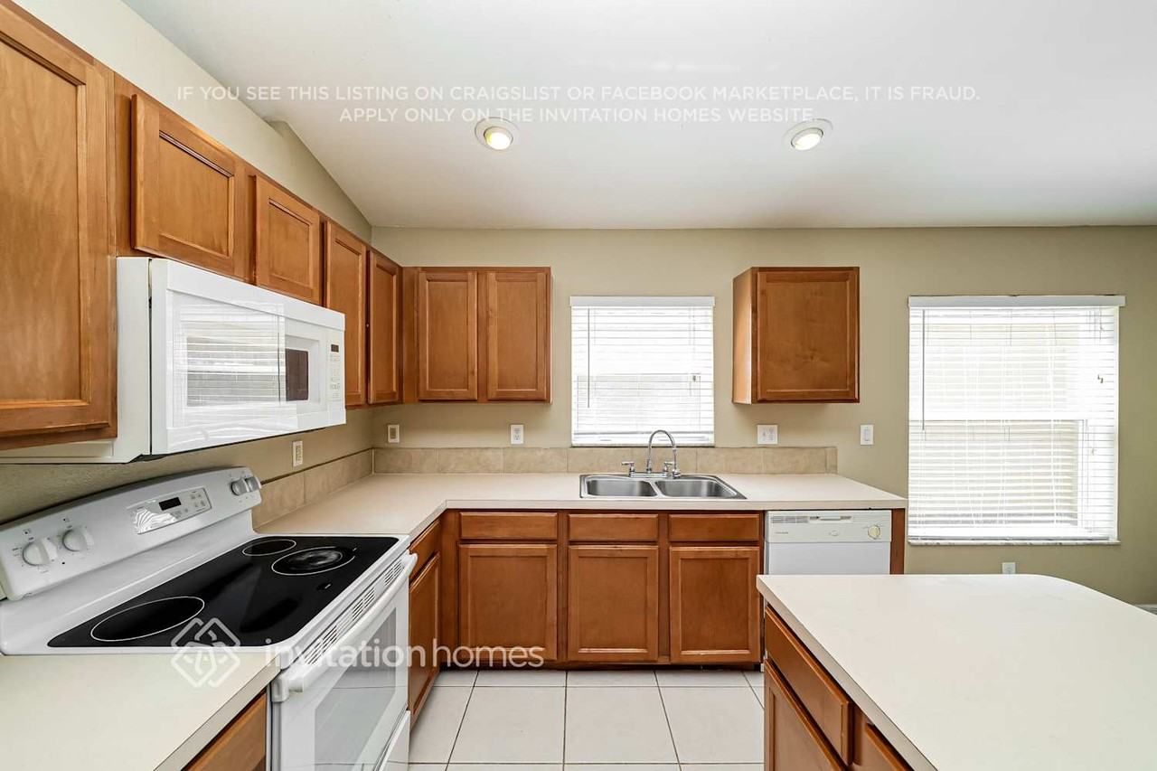8015 Alamosa Wood Ave - Photo 6 of 17