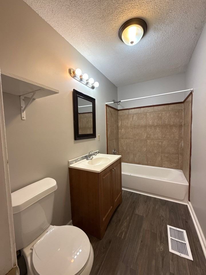 114 Tuxedo Dr #1 - Photo 3 of 10