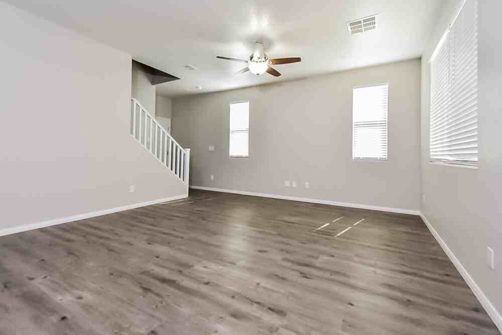 10509 W Gilmore Ave - Photo 4 of 17
