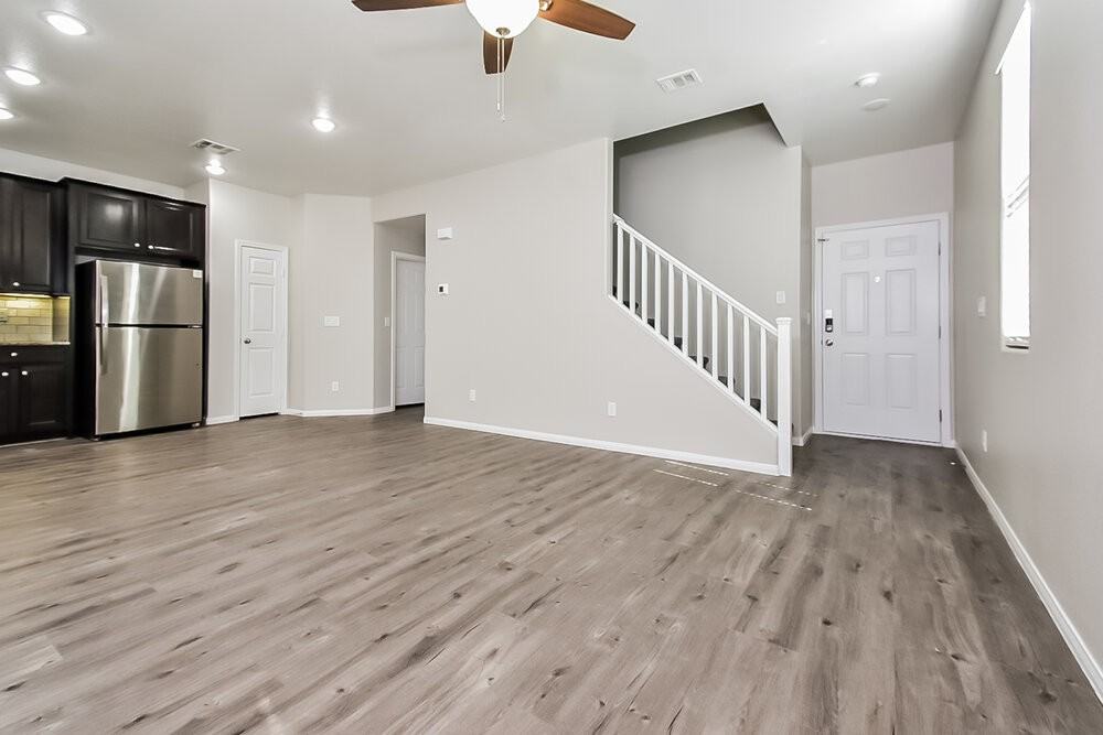 10509 W Gilmore Ave - Photo 5 of 17