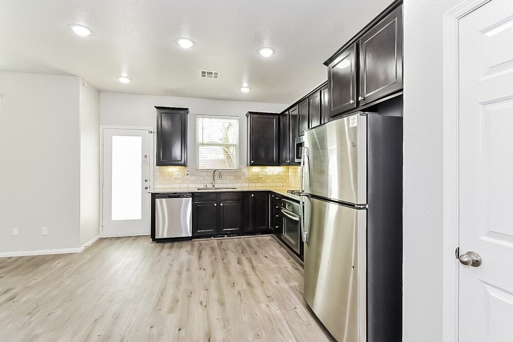 10509 W Gilmore Ave - Photo 6 of 17