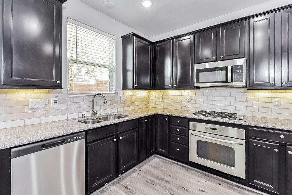 10509 W Gilmore Ave - Photo 7 of 17