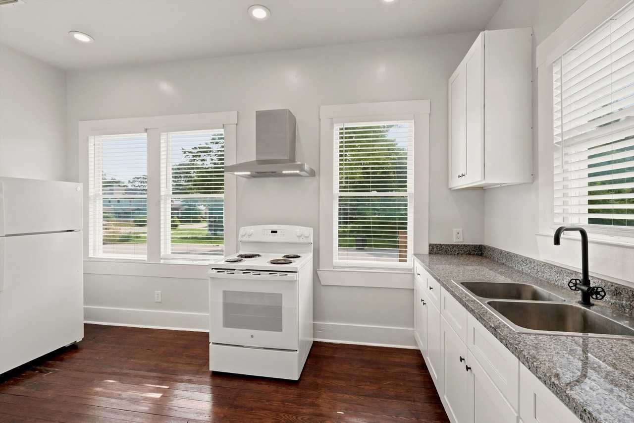 732 Lamar Street - 2Unit 2 #1 - Photo 4 of 10