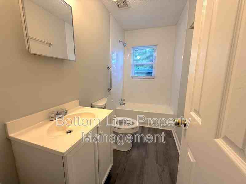 910 N Morris St - Photo 5 of 12