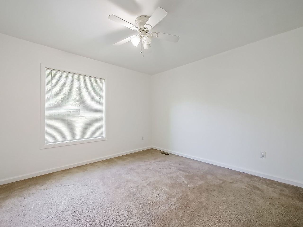 49 Oakhill St - Photo 3 of 32