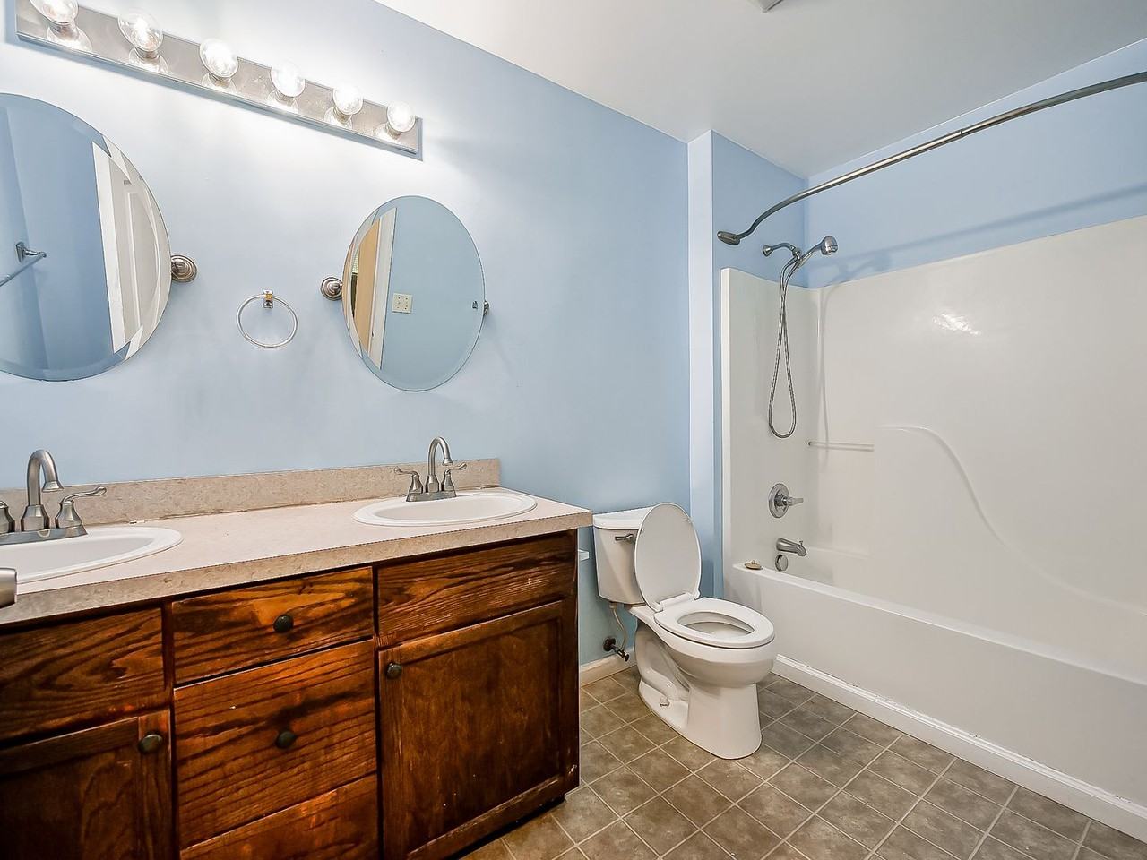 49 Oakhill St - Photo 4 of 32