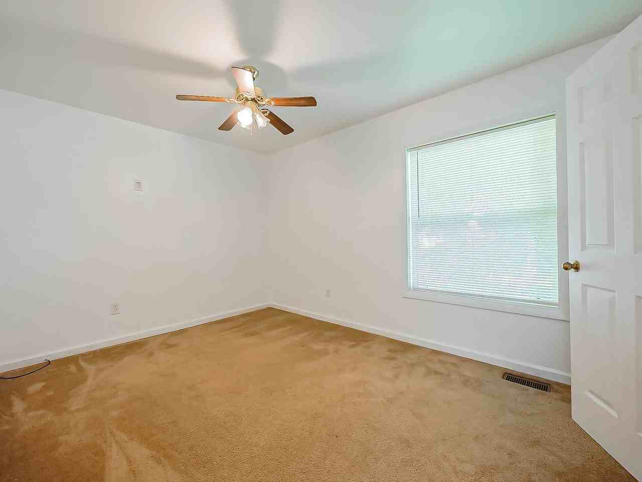 49 Oakhill St - Photo 5 of 32